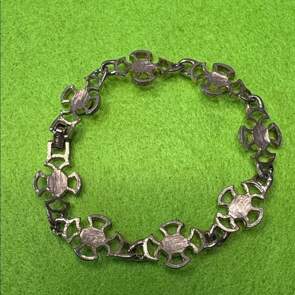 Vintage Avon 1973 Baroness Maltese Cross Green Faux Stone Gold Tone Bracelet - Picture 5 of 5